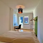 Modernes Mit Balkon * נוי-אולם